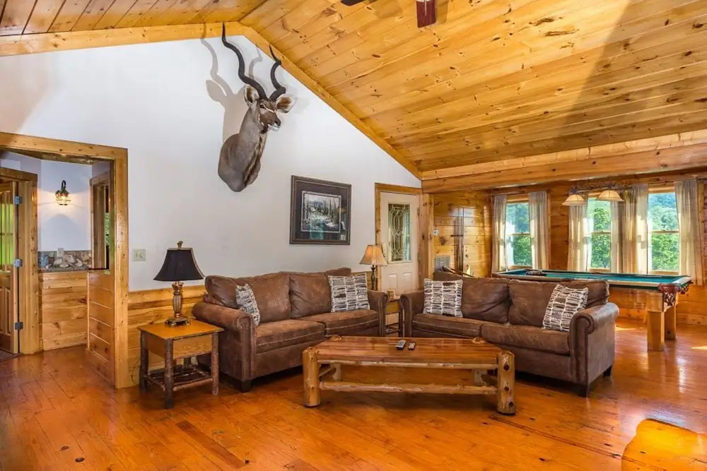 9 Bedroom Roscoe's Retreat by Hosteeva