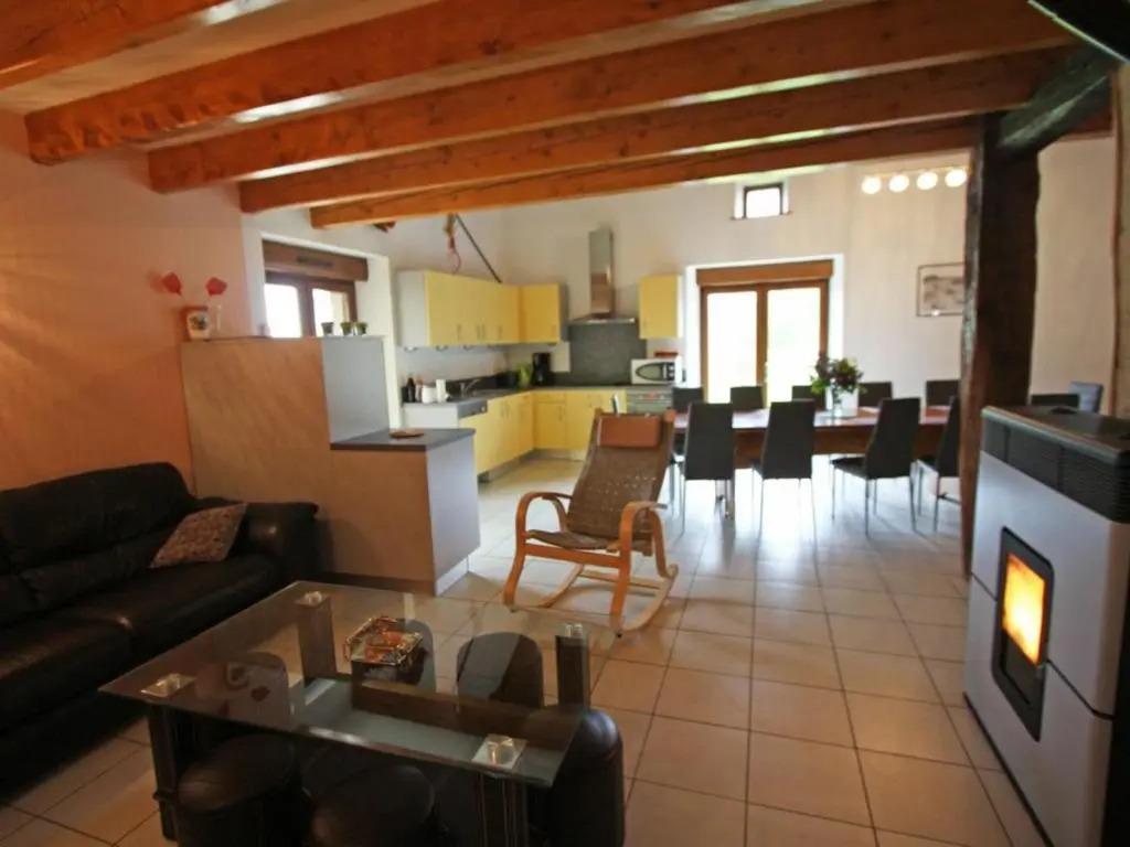 Gîte spacieux avec terrasse, confort moderne dans un cadre verdoyant et propice aux balades. - FR-1-589-79
