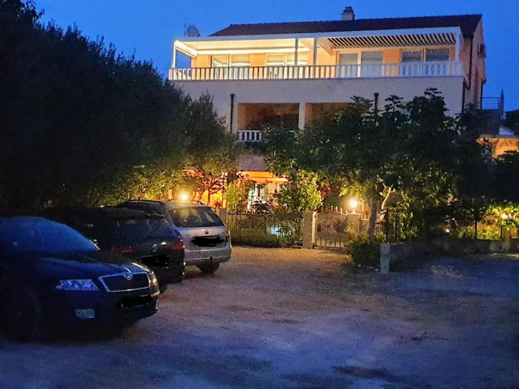 Apartments Tare, Electric Car Refill