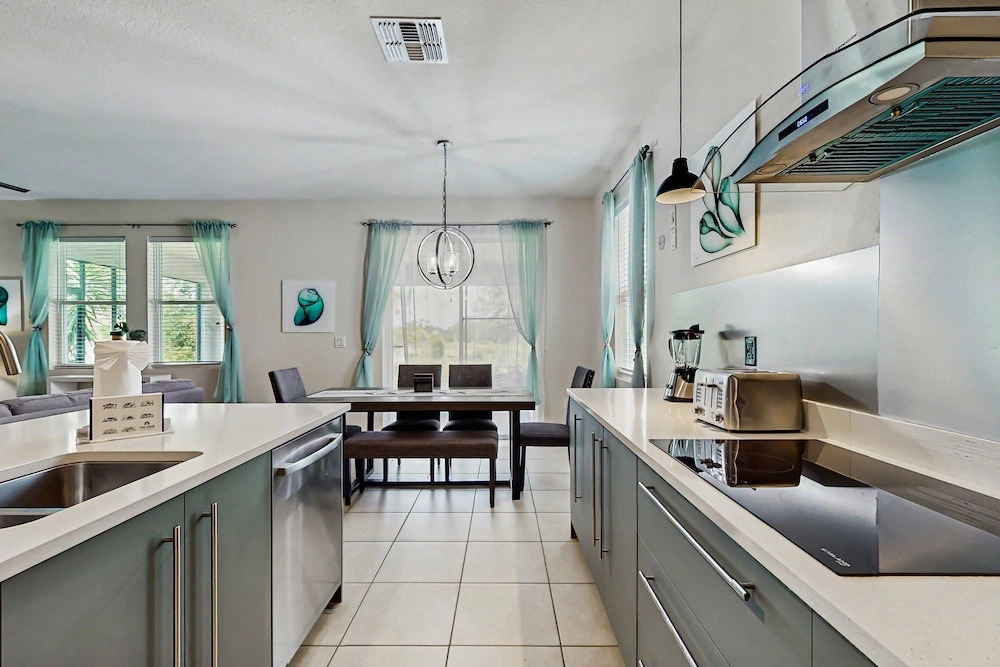 Dog-friendly Ground-floor Home in Gated Community W/lake Views & Enclosed Patio