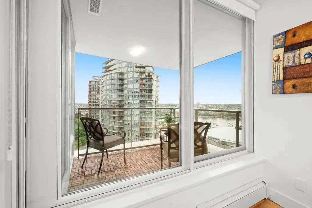 Water View Condo in Downtown Vancouver (2BR/2Bath)