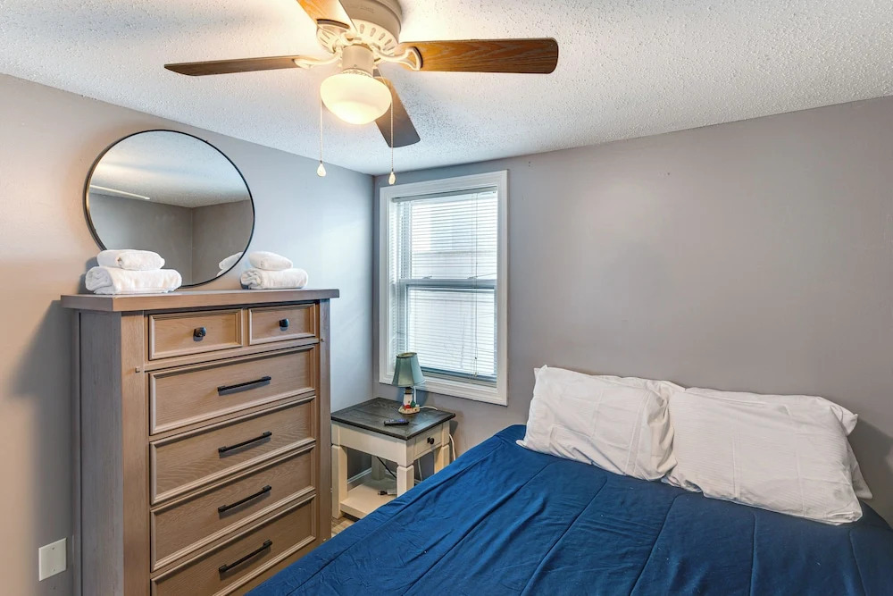 Walk to Public Beach Access! Breezy Hampton Condo