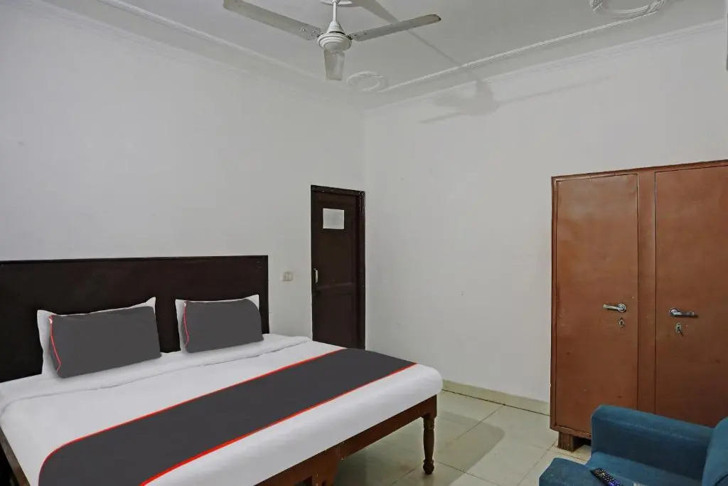 Collection O Mayank Guest House Near ISKCON Temple Noida