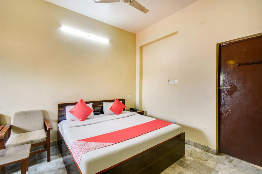 OYO 72203 Hotel Shrinath