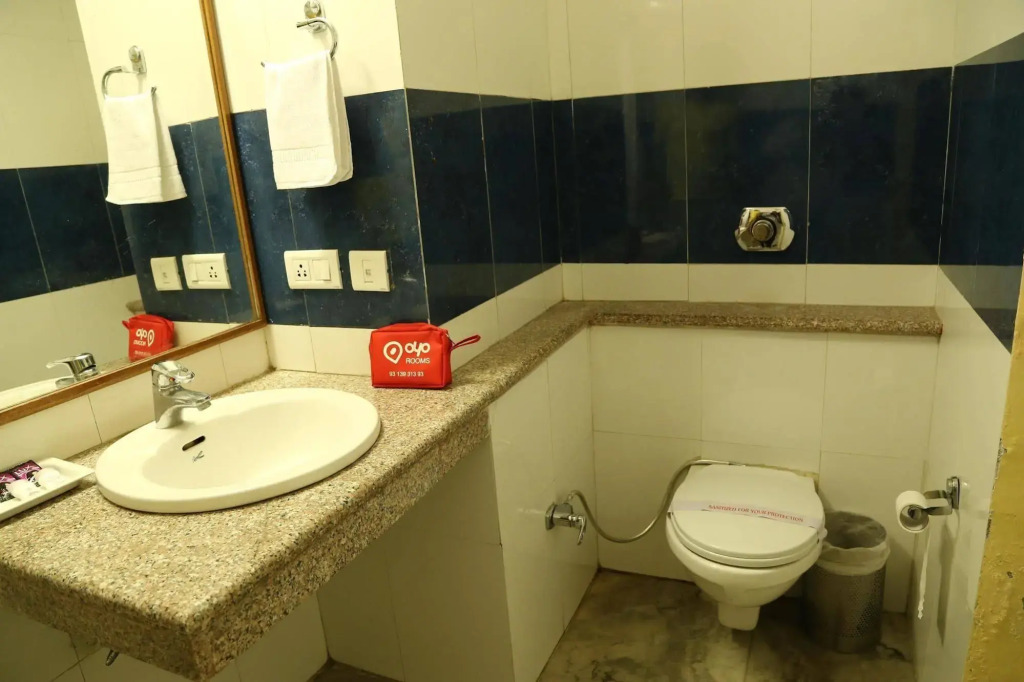 OYO 821 Sarao Hotel