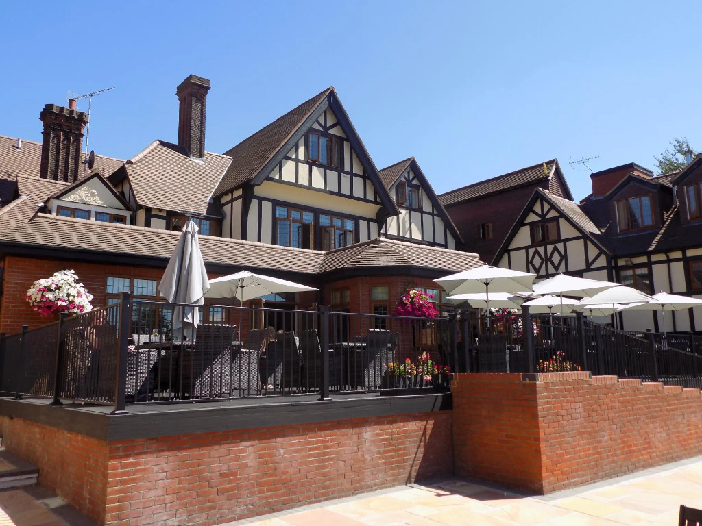De Rougemont Manor Hotel & Suites