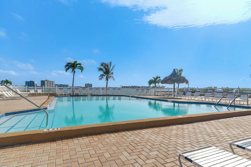 2 Mi to Beach! Bay-view Snowbird Haven in St Pete