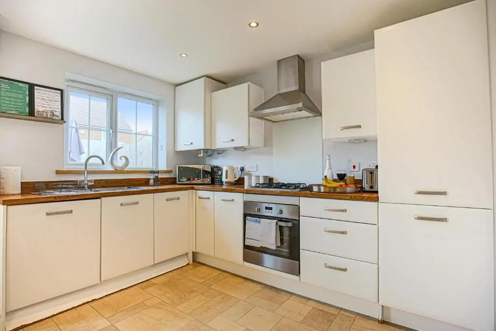 Brookland House with Free Parking, Fast Wifi, Garden and Smart TV with Netflix by Yoko Property