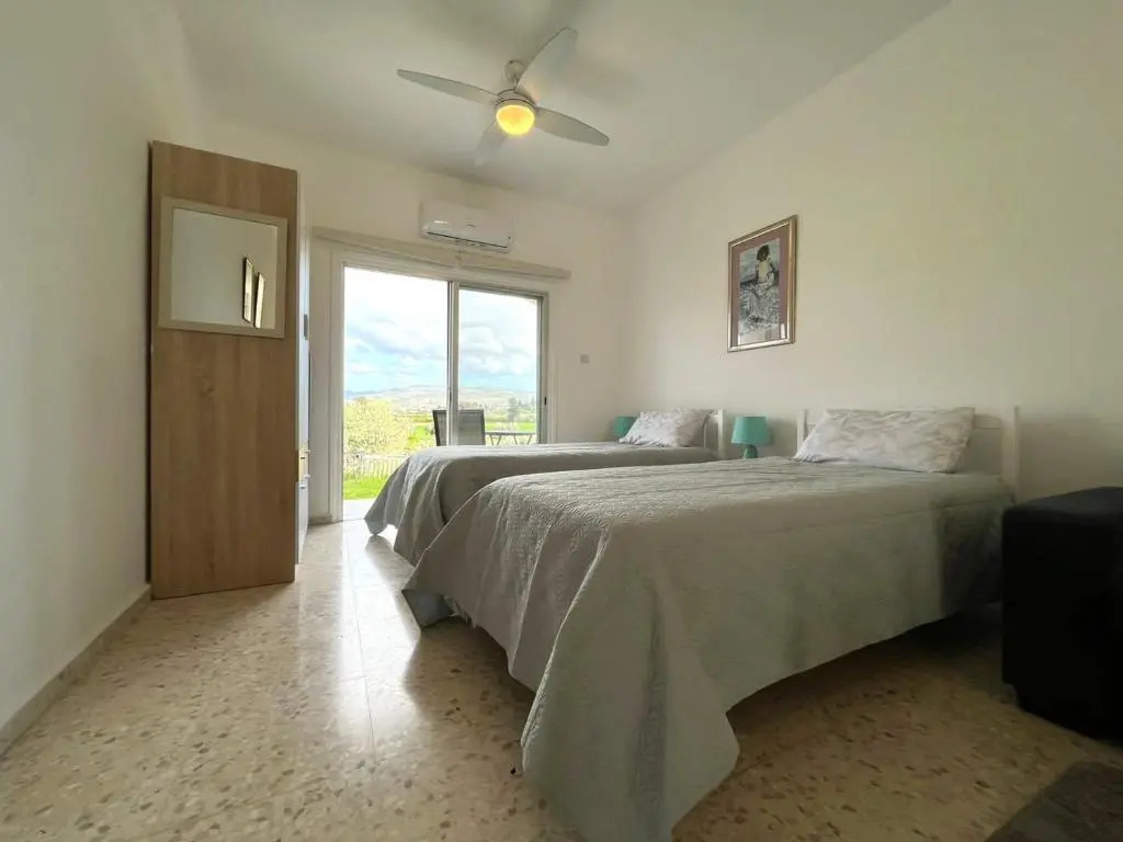 White House studio with sea view and parking