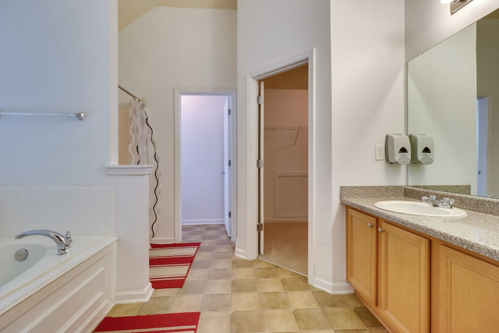 Suburban Atlanta Vacation Home - 20 Mi to Downtown