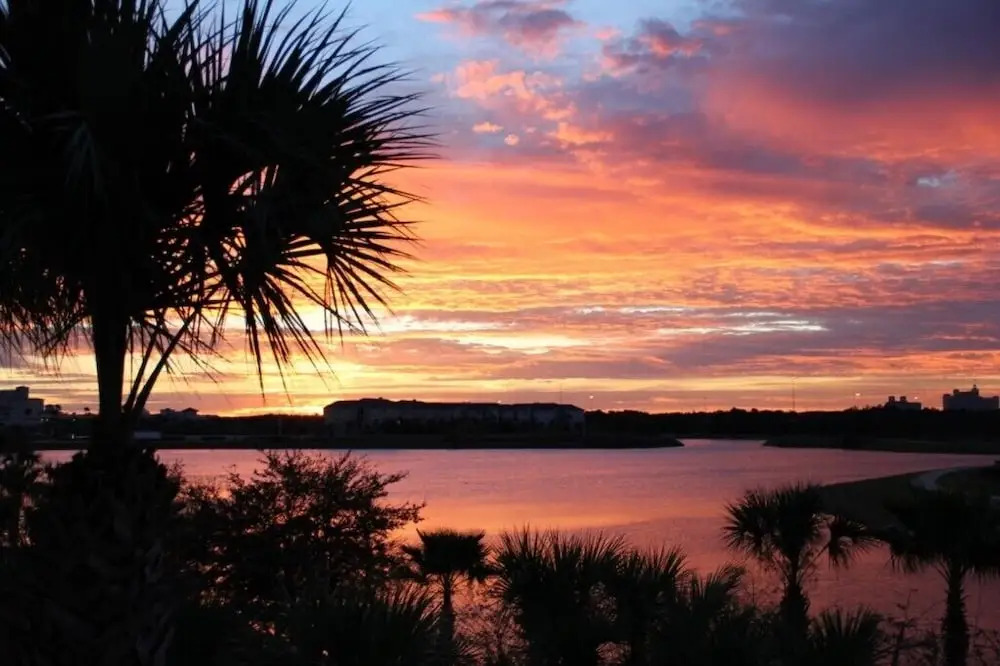 Lake View Paradise 3 Bedroom Condo by RedAwning