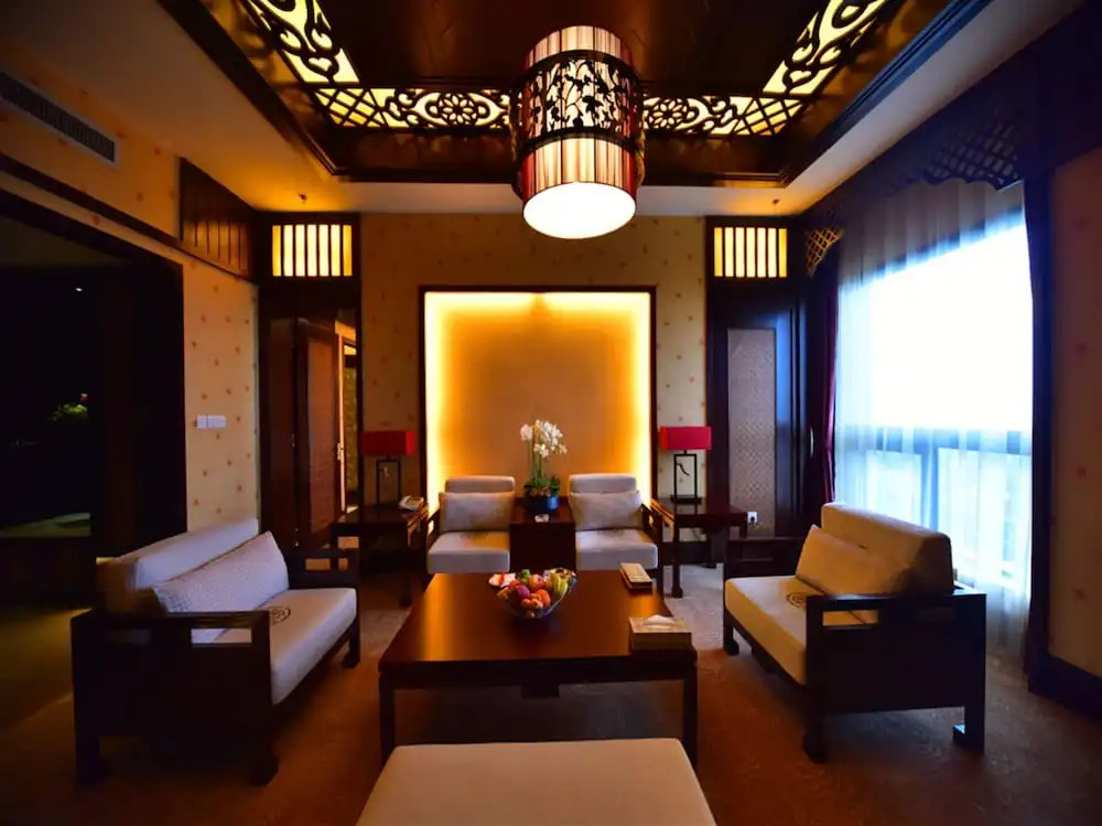 Dali Art Golf Hotel