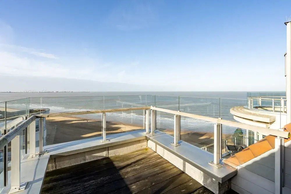 Stunning Penthouse With Free Parking and sea View