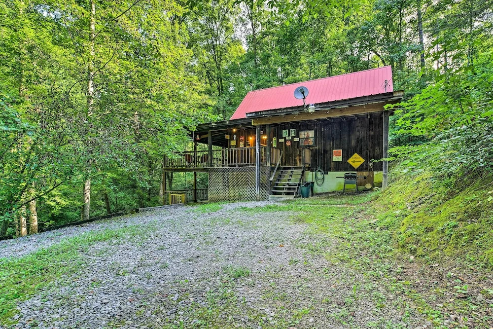Tellico Plains Cabin - 5 Acres, Backyard Creek!
