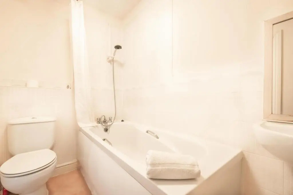 BEST PRICE! STUNNING 2 Bed City Centre - 4 single beds or 2 Super king, Smart TVs, Sofa Bed & FREE SECURE PARKING