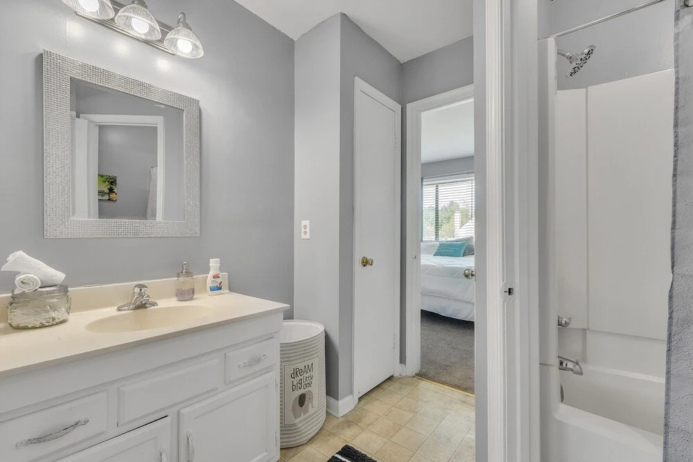 Comfy Home In The Heart Of Raleigh 2 Bedroom Townhouse by Redawning