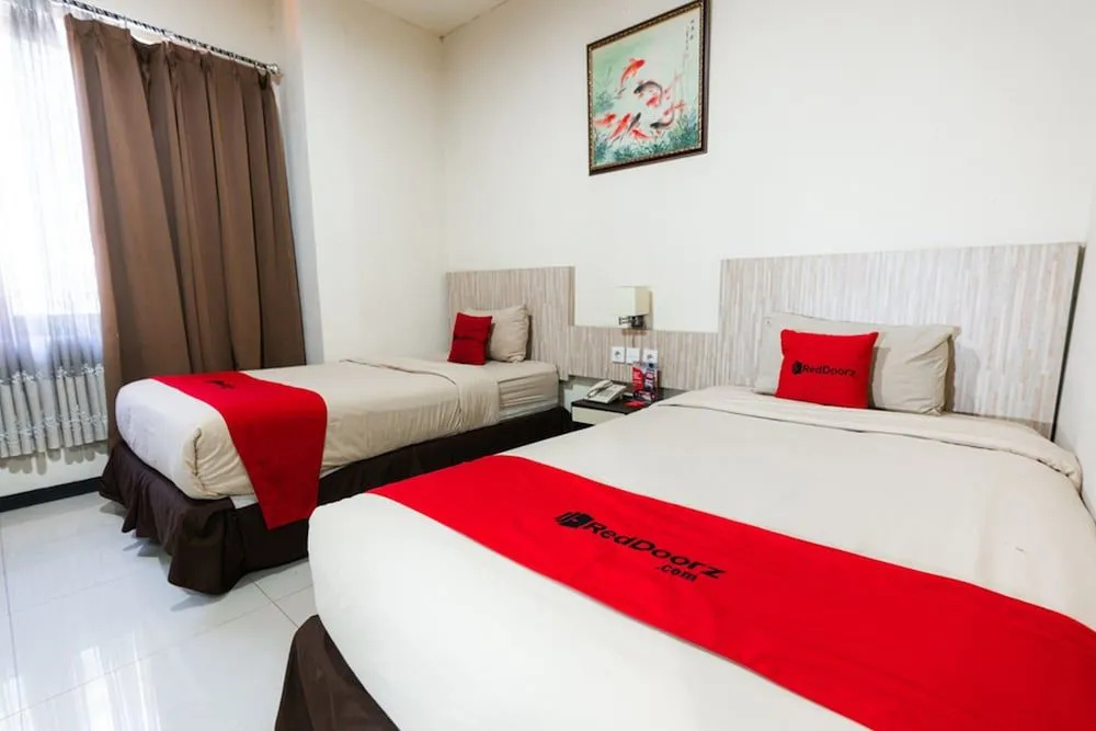 Reddoorz Plus Near Karebosi Area 3