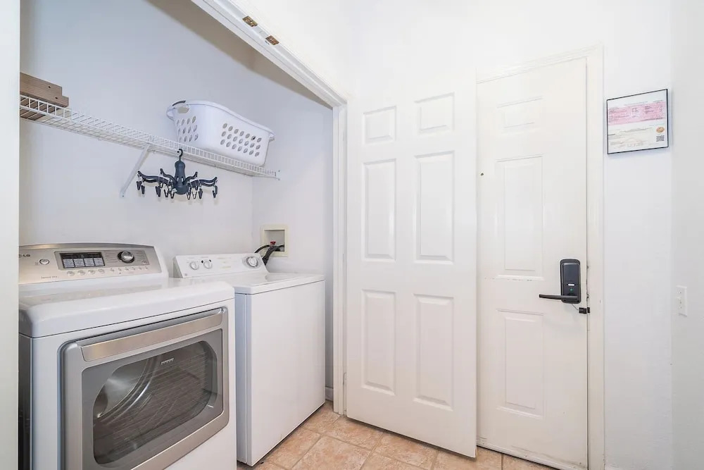 2307 Silver Palm Dr