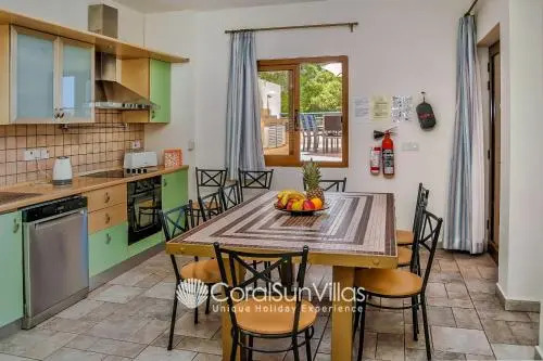 Zeus Sublime Villa 5 bedrms HEATED POOL by Coral Sun Villas