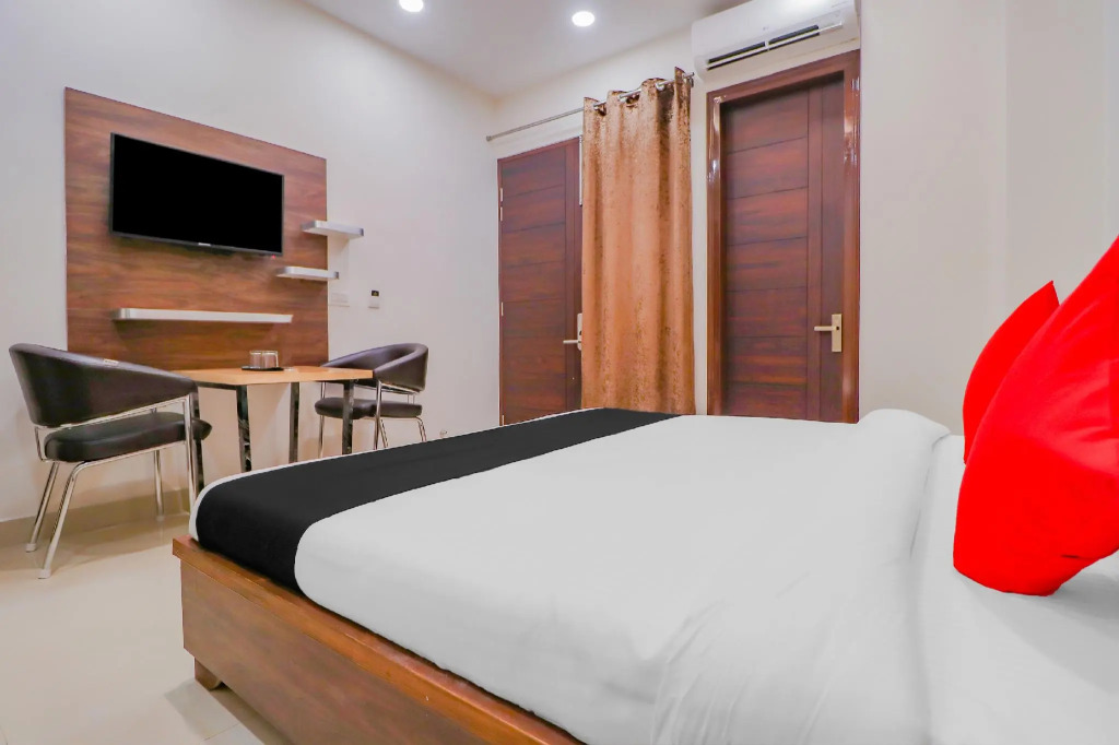 Capital O 79052 Hotel Crystal Empire