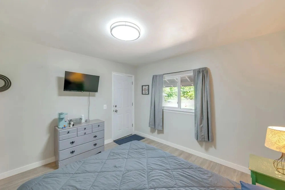 Cozy Room Near Schroon Lake Marina, Town & Beach