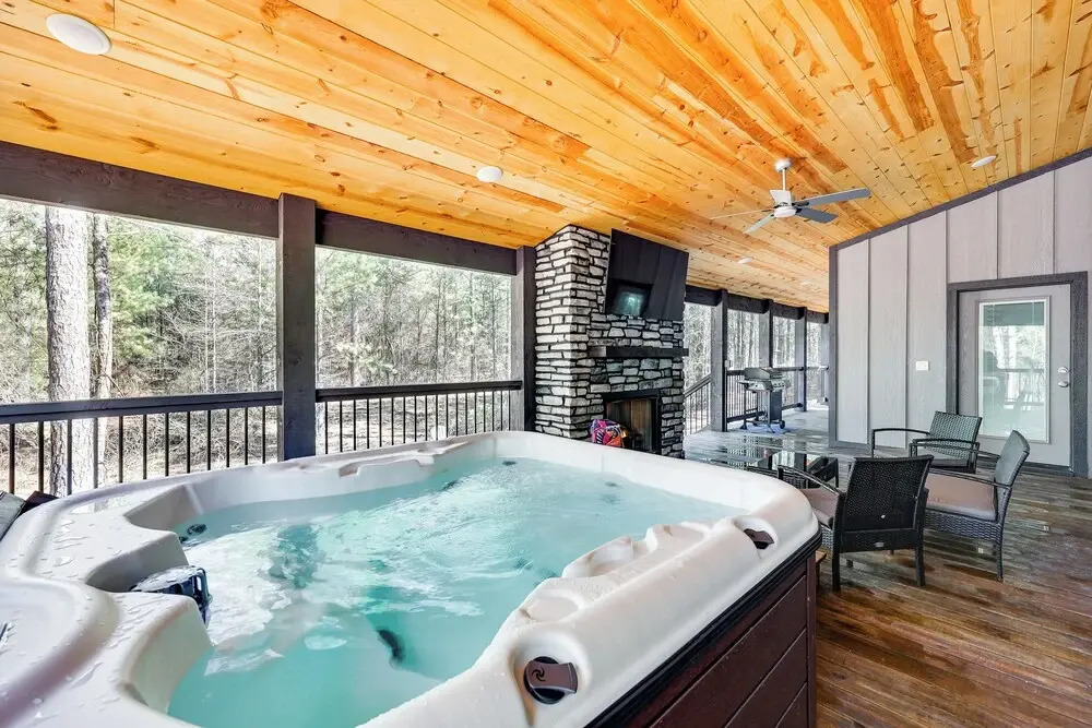 Near New Casino: Broken Bow Cabin w/ Hot Tub