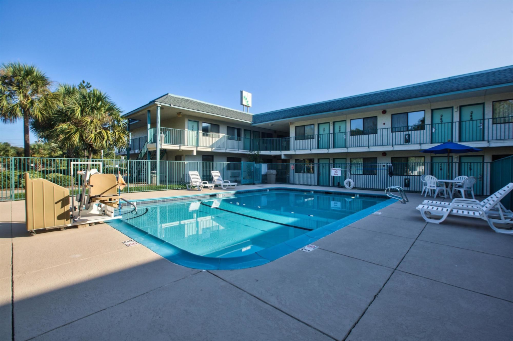 Motel 6-Valdosta, GA - University