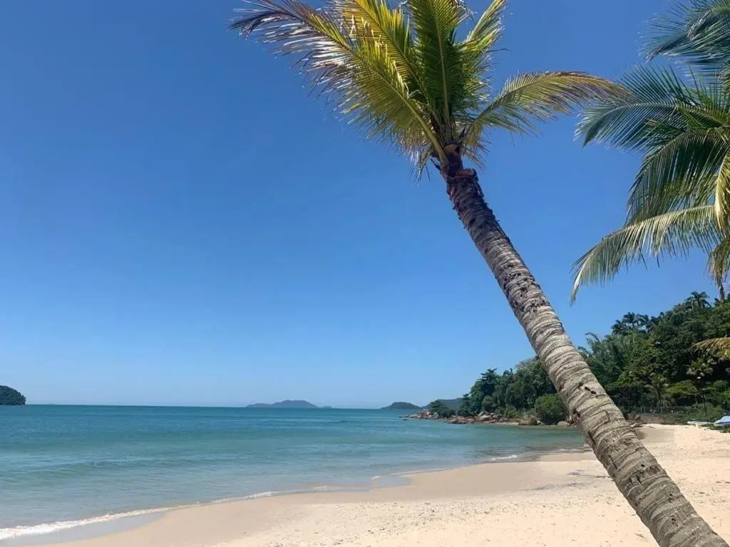 Apto c/ sacada a 5 min da praia em Canajurê CRO206