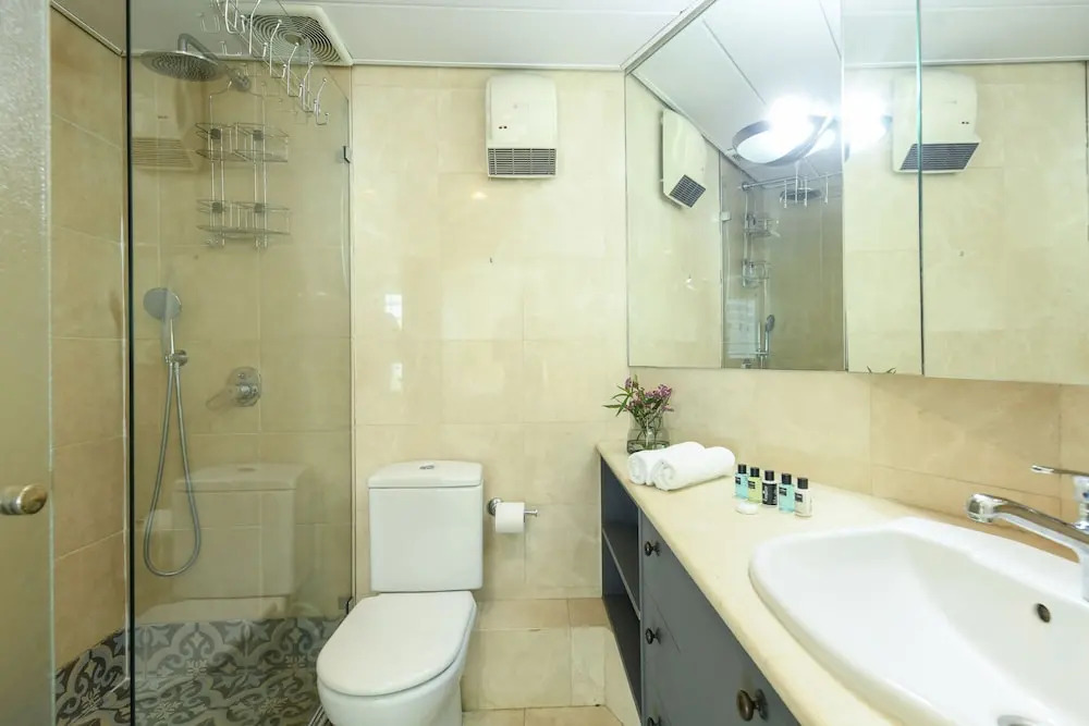 Awesome 2BR apt Balcony & pool access