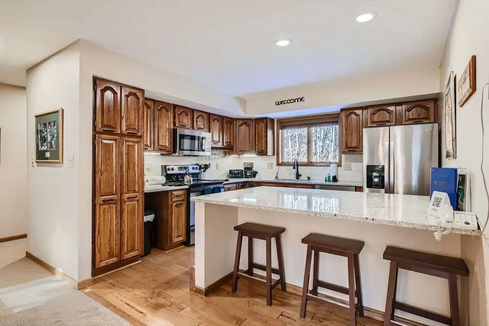 Private Hot Tub,clubhouse Access, Close To Slopes 4 Bedroom Home by RedAwning