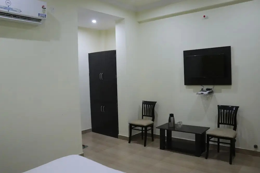Royal Zayka Hotel & Restaurant