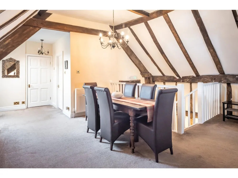 Traditional, Stunning and Spacious 2BR Apt for 4