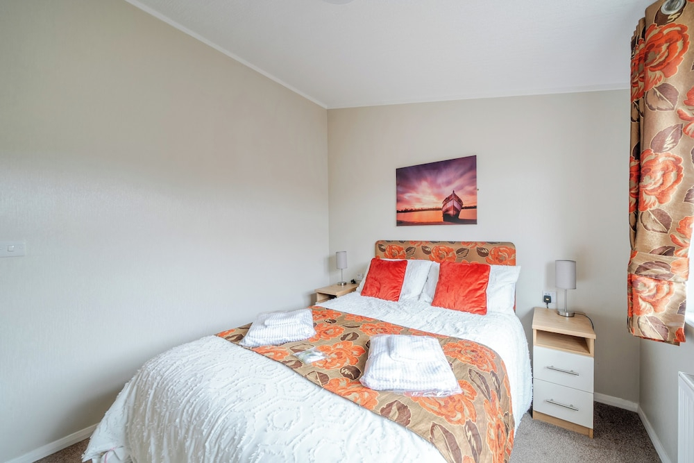2 Bed Cabin - Sleeps 4 - Pets - 5 min to Beach