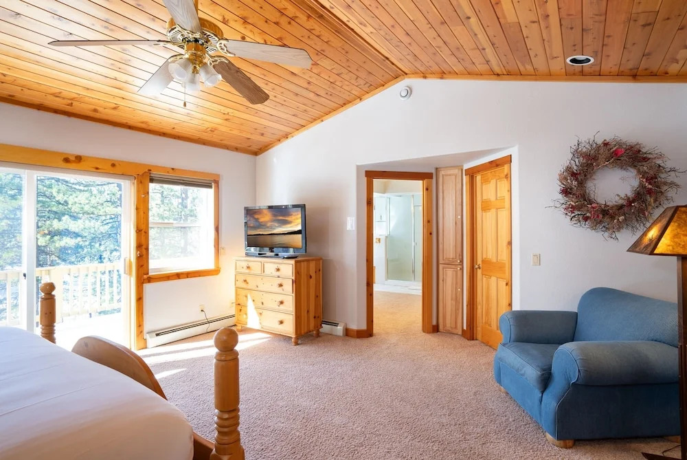 Skidder Trail Family Lodge 4 Bedroom Home by RedAwning