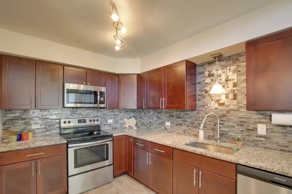 Bright & Modern Texas Getaway - 7 Mi to The Alamo!