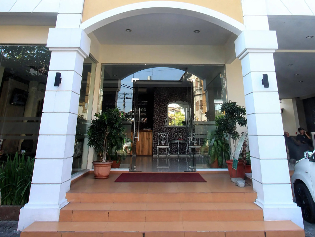 Summer Season Hotel