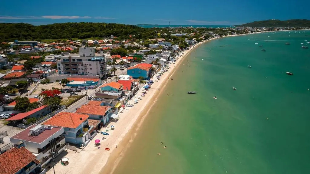 Beira mar confortavel sobrado com 04 dormitorios para até 10 pessoas