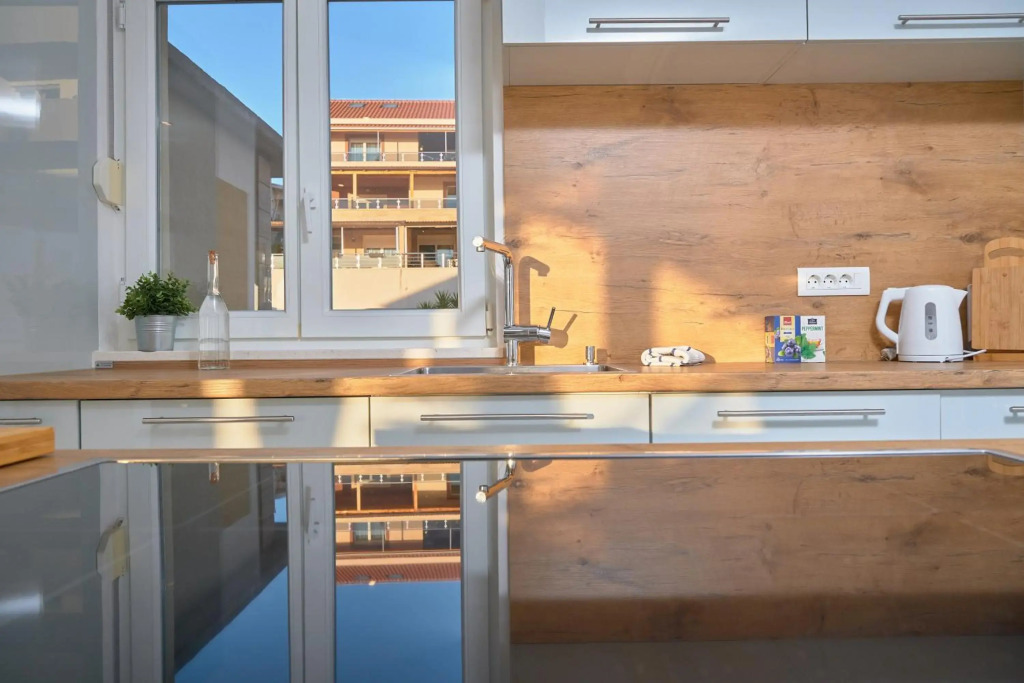 M Entire floor in a spacious house with pool