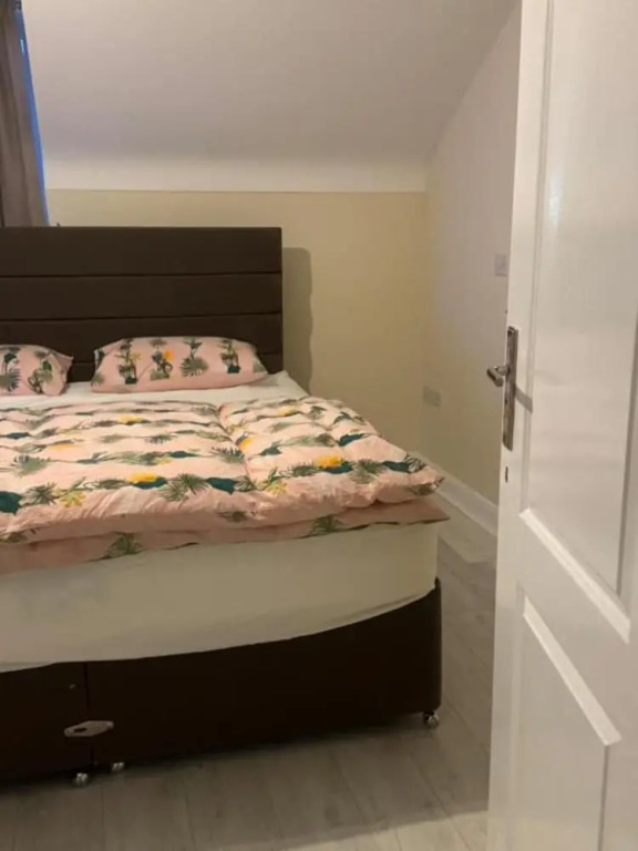 Komegloba Mega room, Moston Station