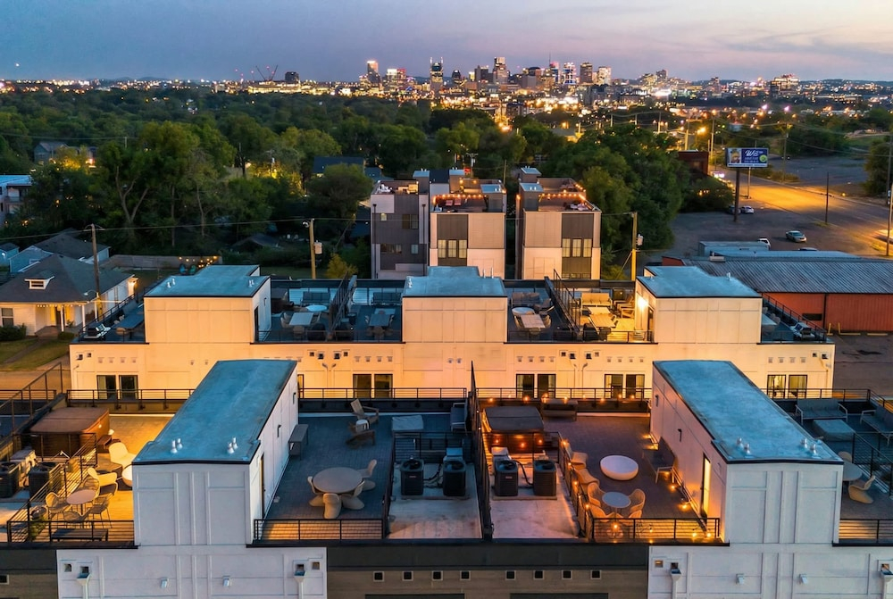 Luxe 4BR Retreat With Rooftop Fire Pit Garage
