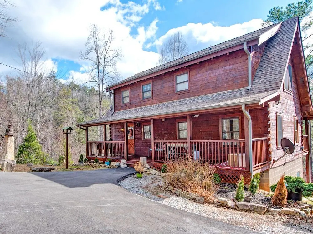 Black Bear Hideaway 3 Bedroom Home with Hot Tub
