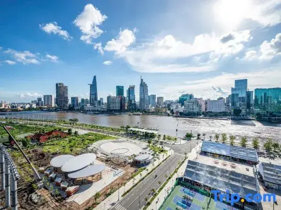 The Emerald Metropole Luxury Apartment