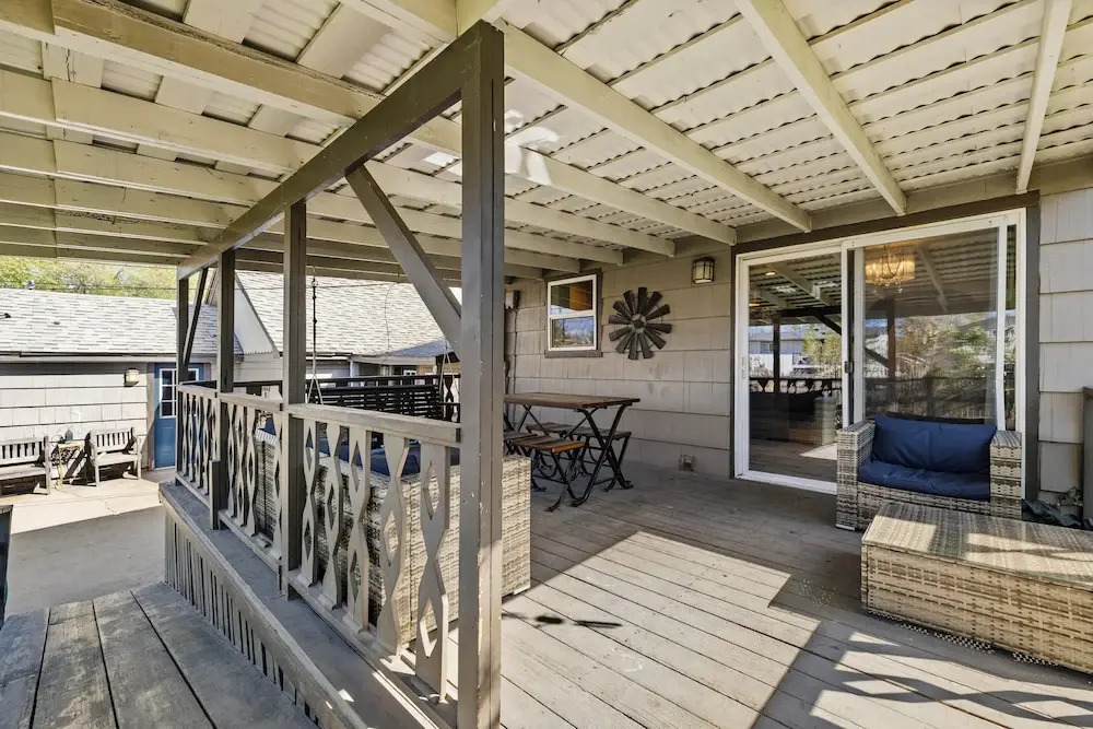 Spacious Family Home w/ Garage Game Room & Office!