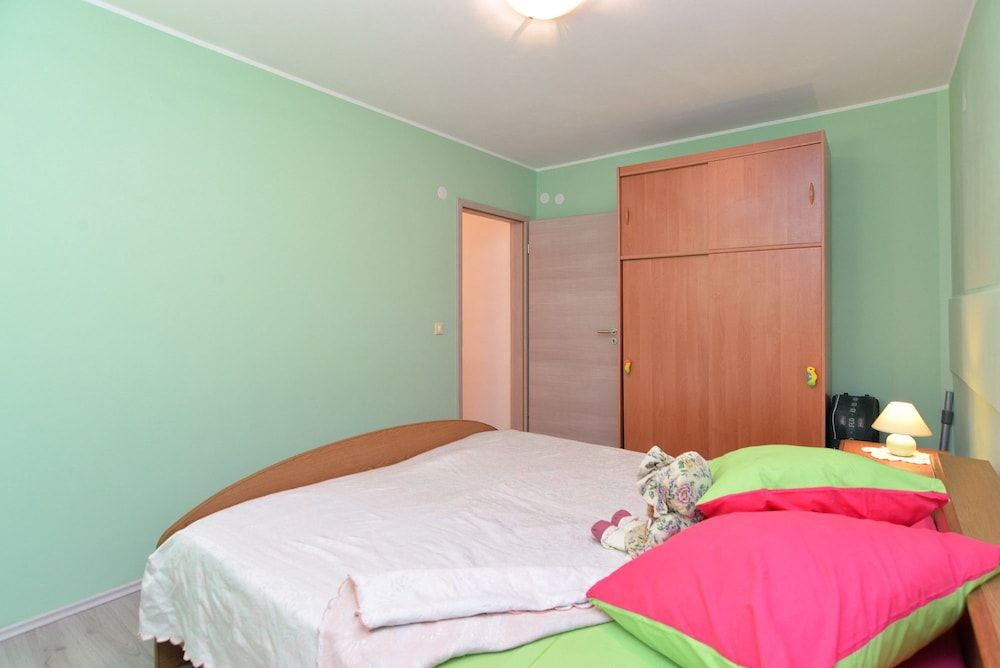 Apartment 877