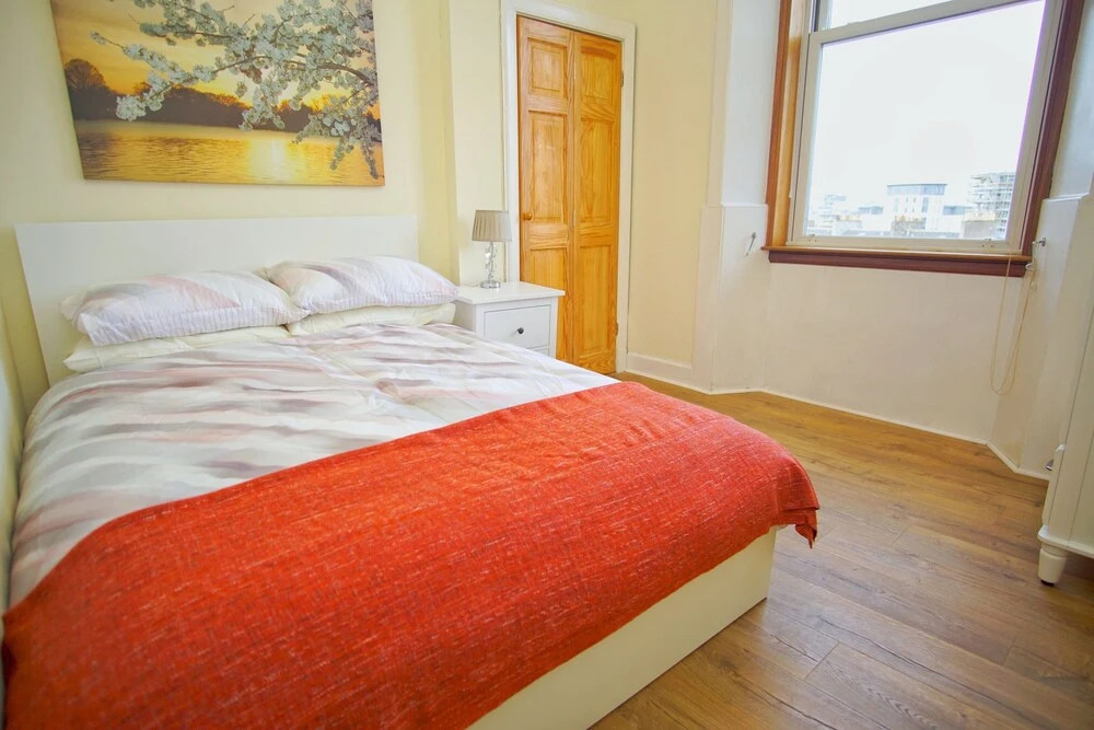 Bright & Spacious Flat 4 in Newhaven