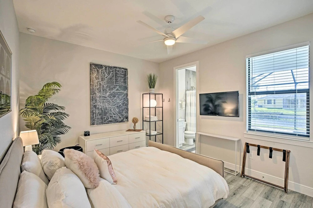 Sun-Seekers Getaway: Lavish Cape Coral Villa