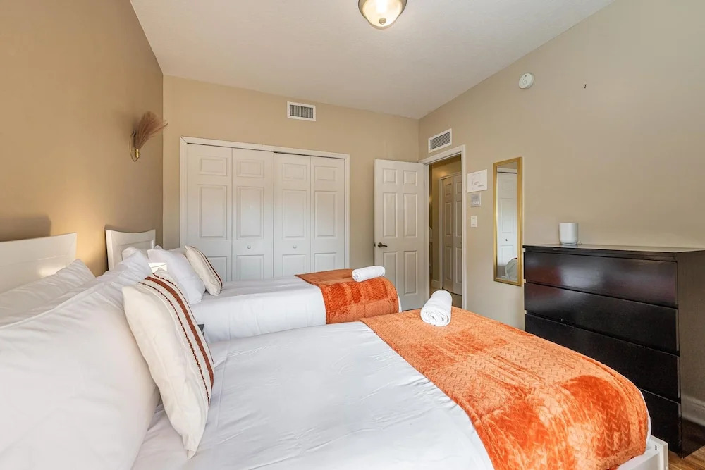 Salty Fox 5BD Oasis w Spa Beach Downtown