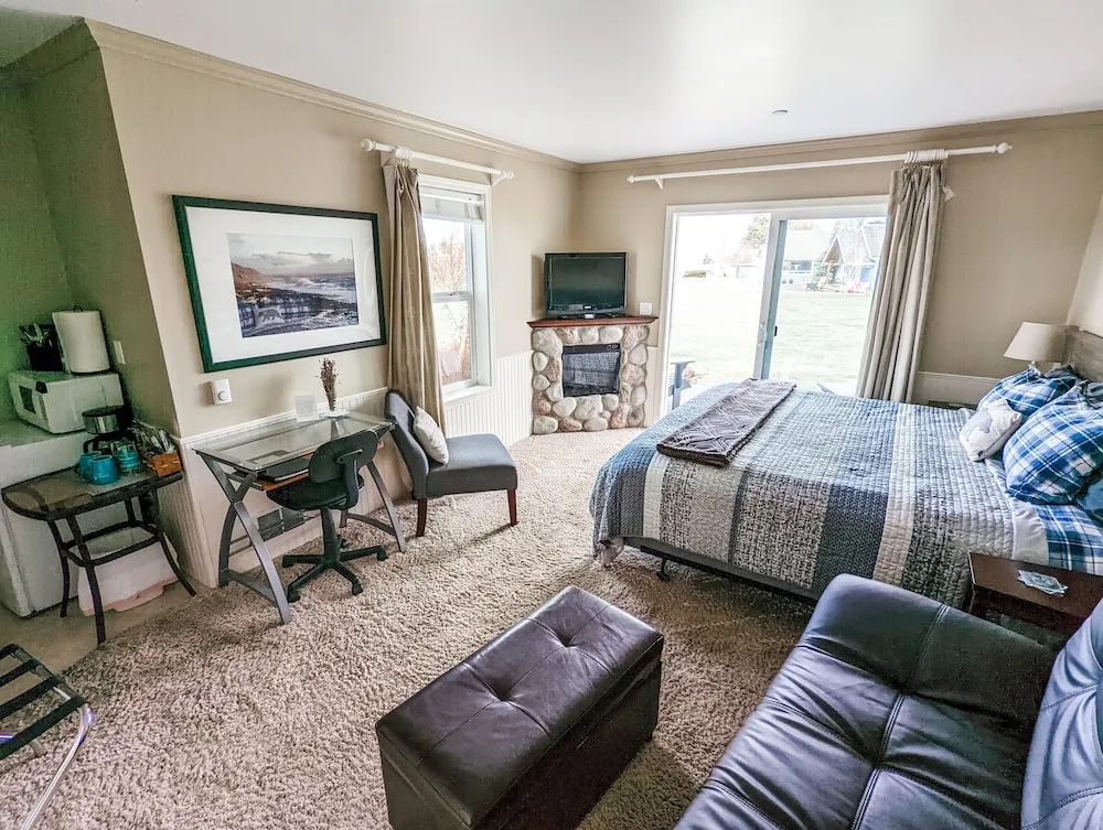 Juan de Fuca Waterfront Hotel & Cottages