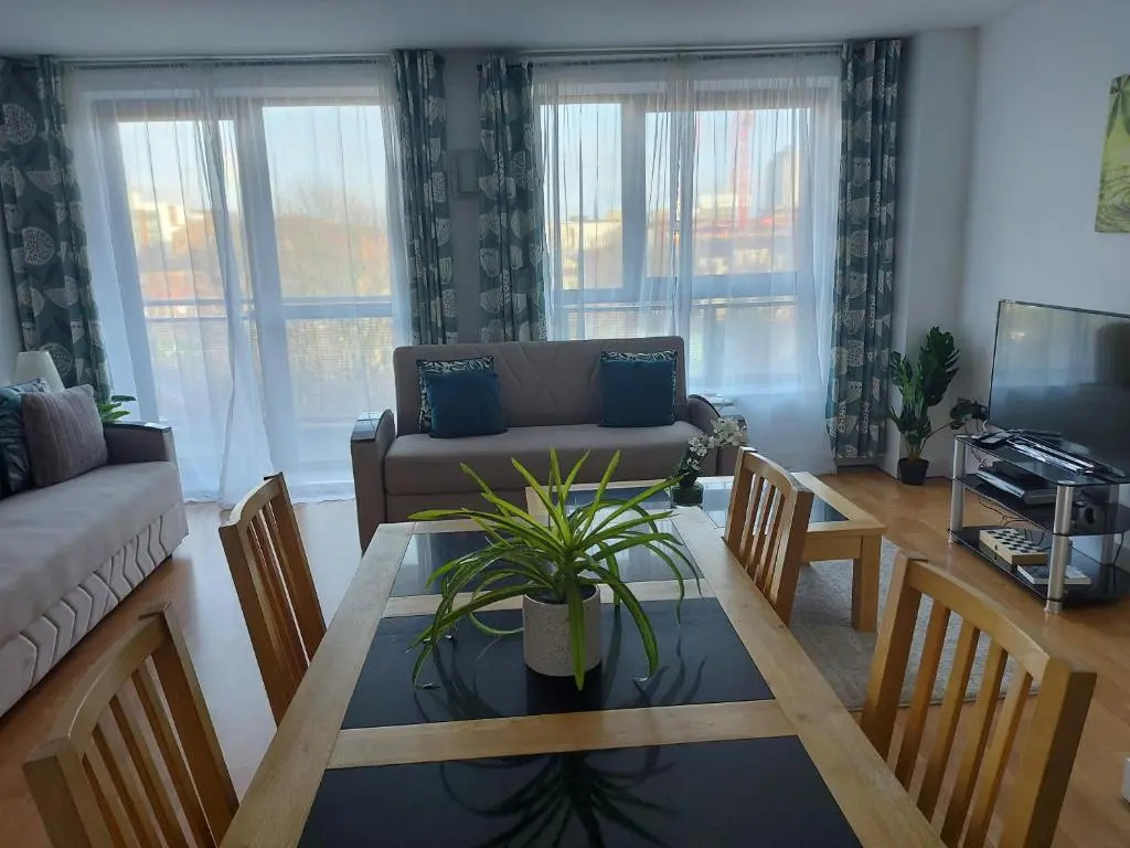 Large 2 Bed, 2 Bath, Free Parking & WiFi