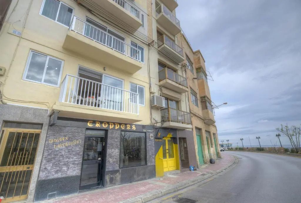 First floor studio apartment seconds from Balluta Bay IPAP1-1